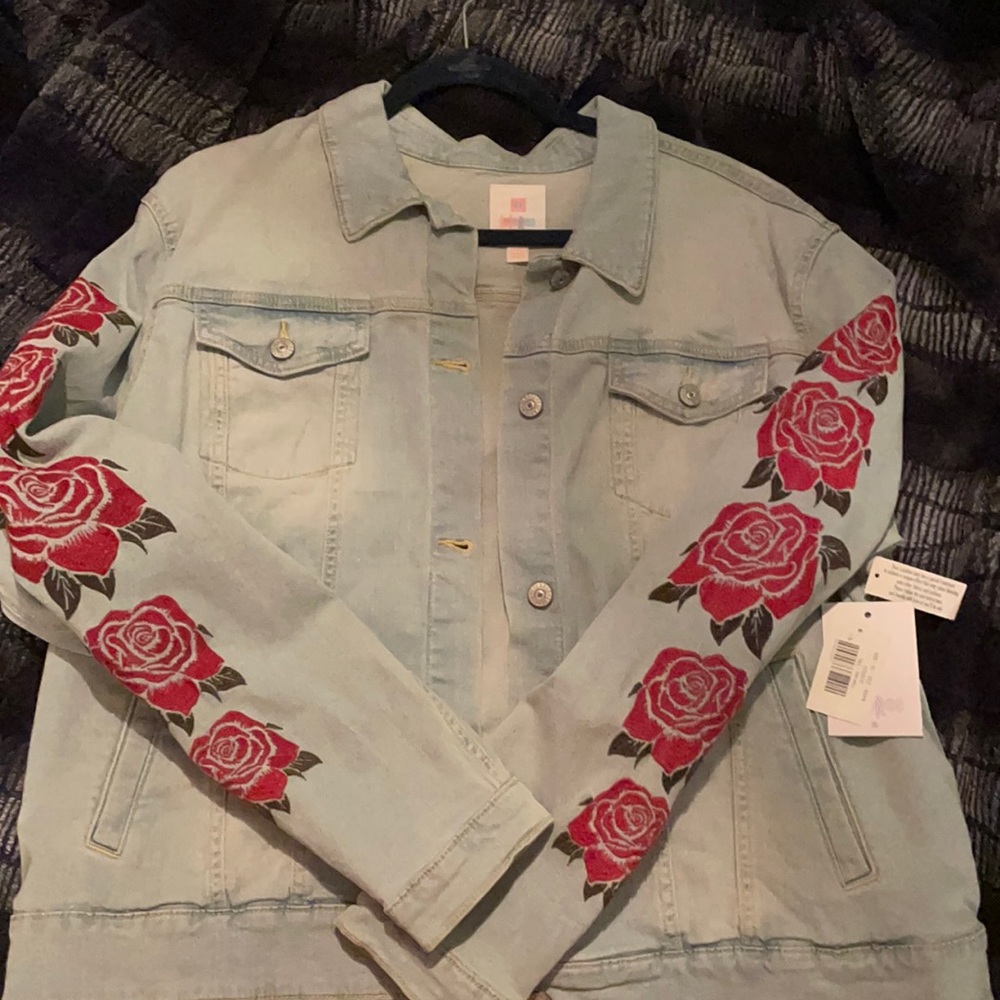 NWT Lularoe Harvey with embroidered sleeves.